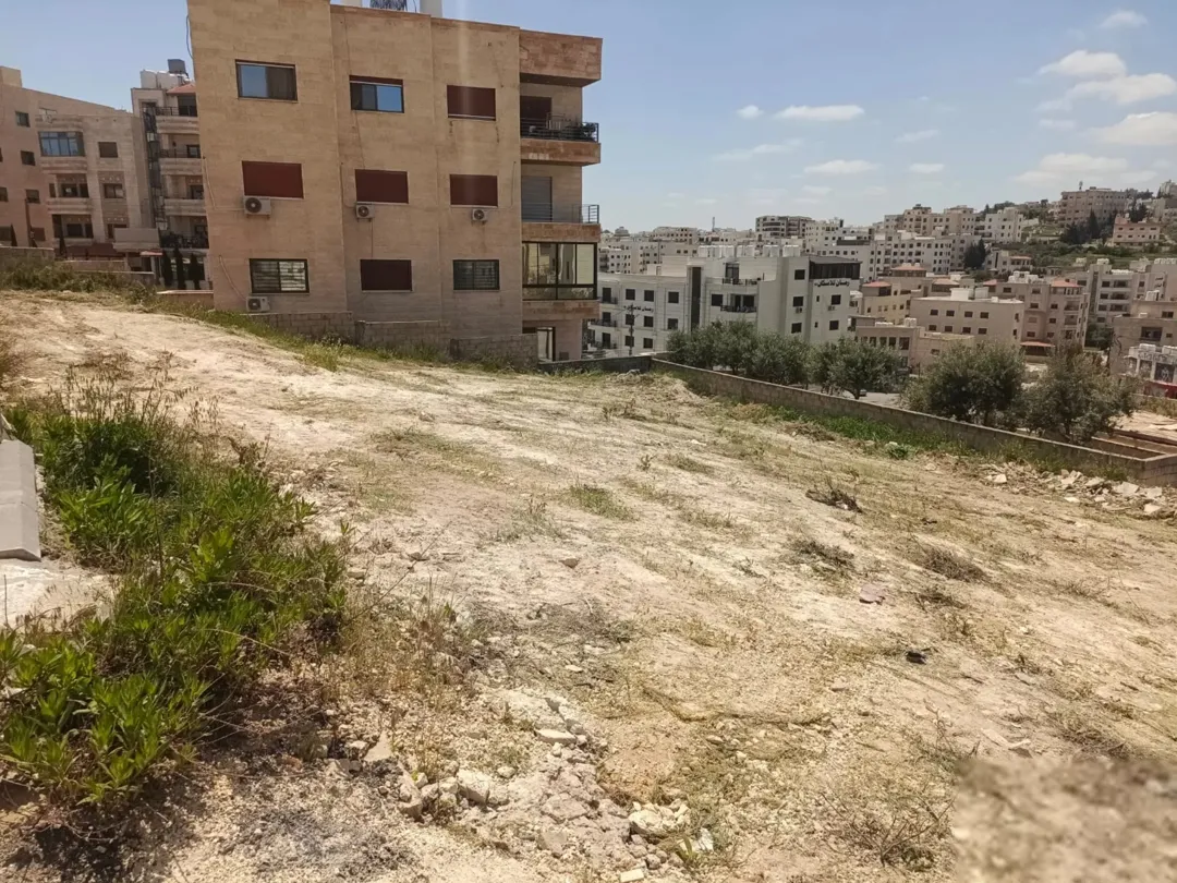 قطعة سكن ج في أجمل مناطق البنيات مطلة على السوق التجاري