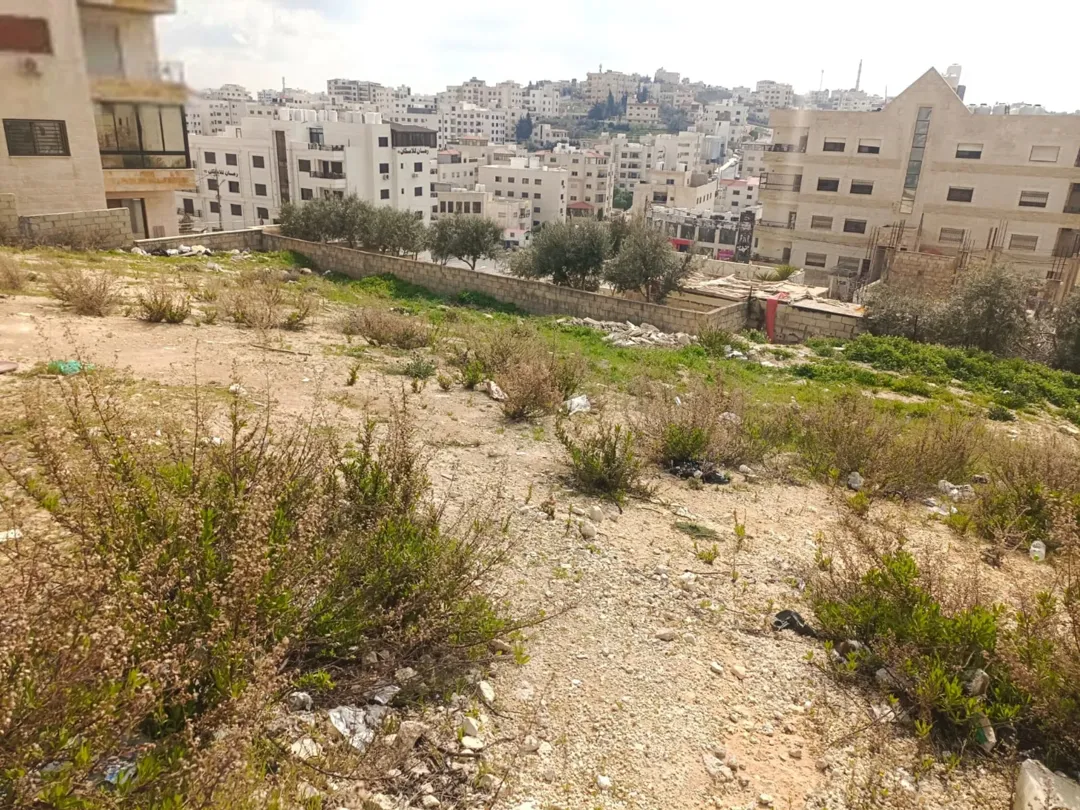 قطعة سكن ج في أجمل مناطق البنيات مطلة على السوق التجاري