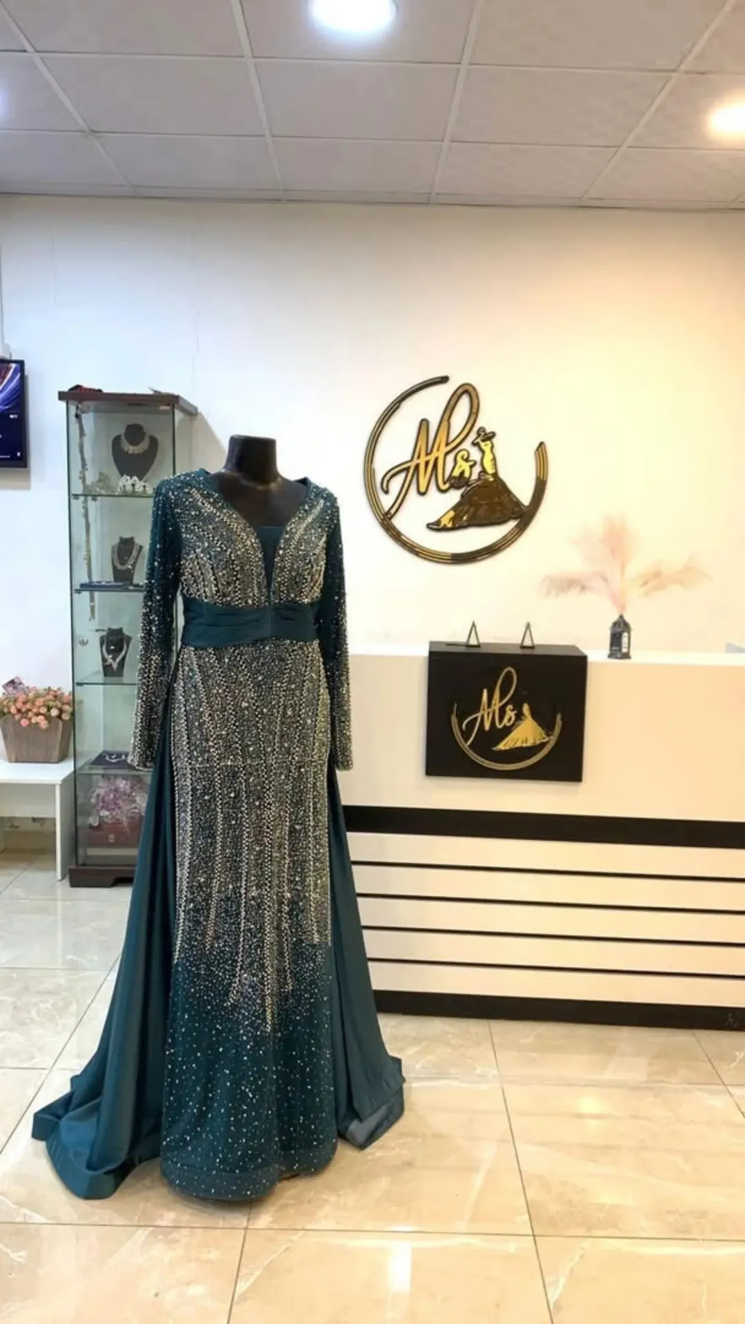 معرض فساتين للبيع مجهز بالكامل
