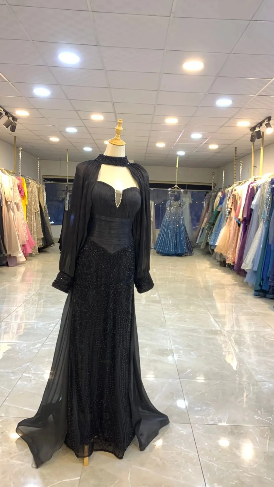 معرض فساتين للبيع مجهز بالكامل