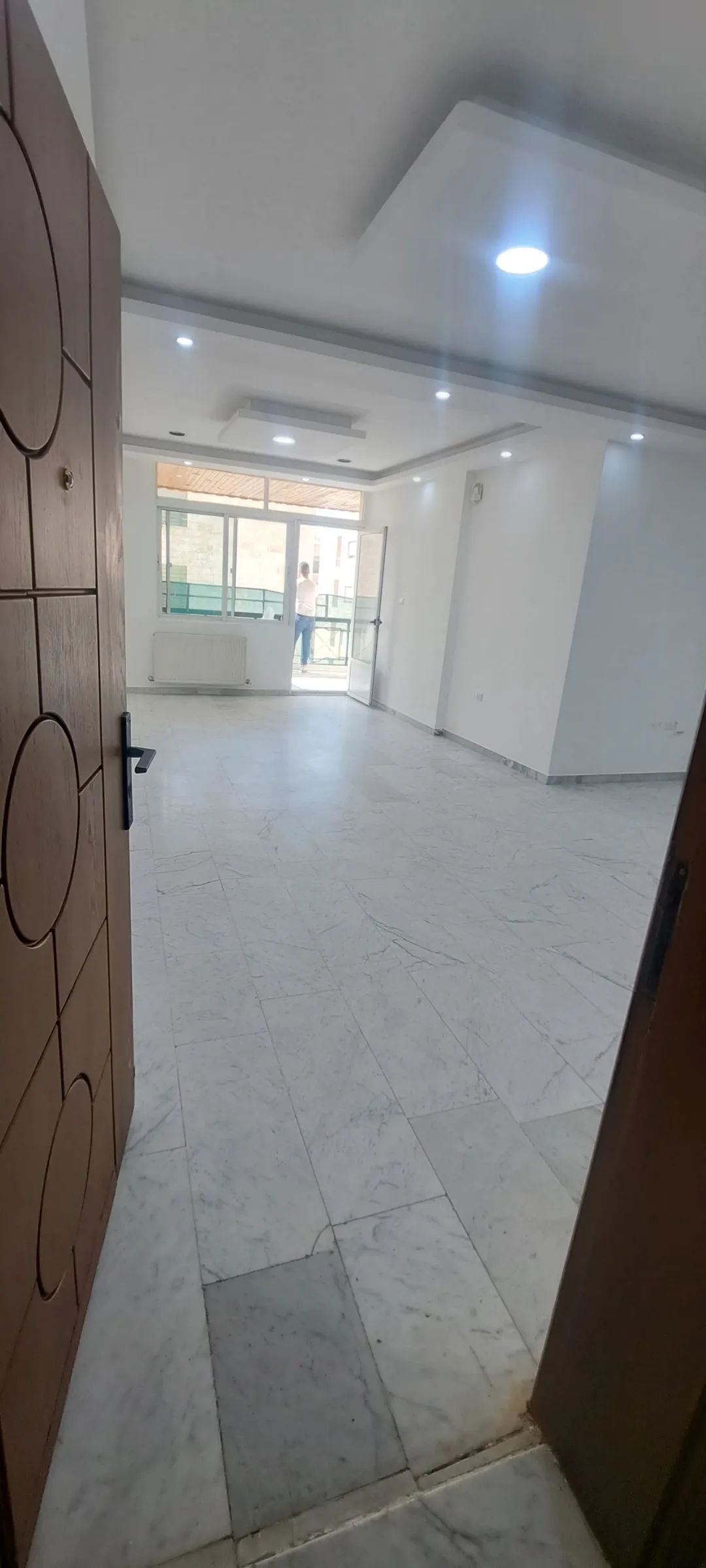 شقة استثمارية مُجددة بالكامل للبيع في الرابية بالقرب من ديوان المحاسبة