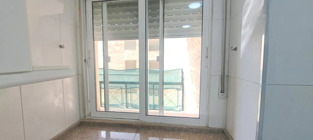 شقة استثمارية مُجددة بالكامل للبيع في الرابية بالقرب من ديوان المحاسبة