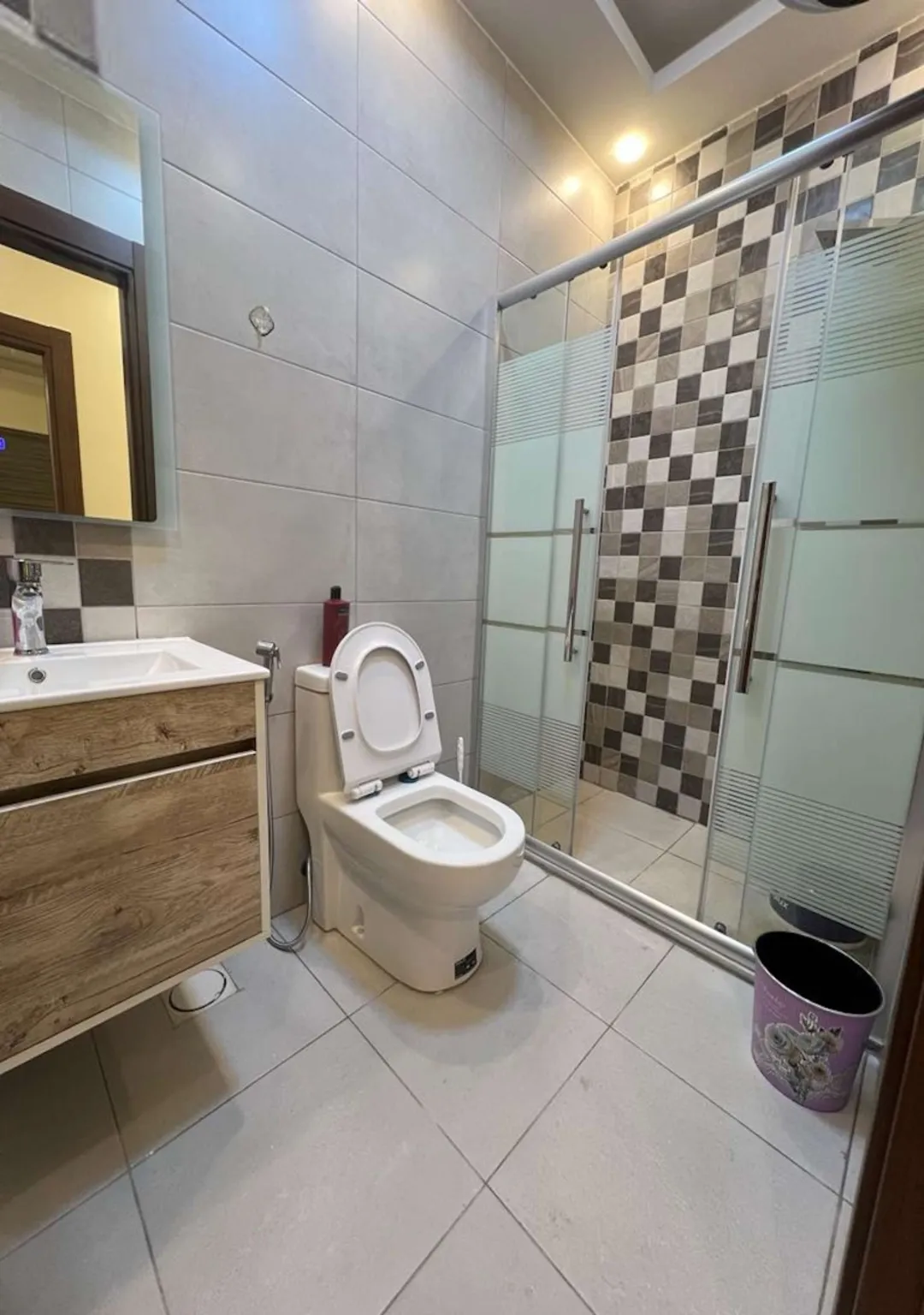 شقة مفروشة فاخرة في ضاحية الرشيد بالقرب من الجامعة والمستشفيات – عمان الاردن | ID 699755