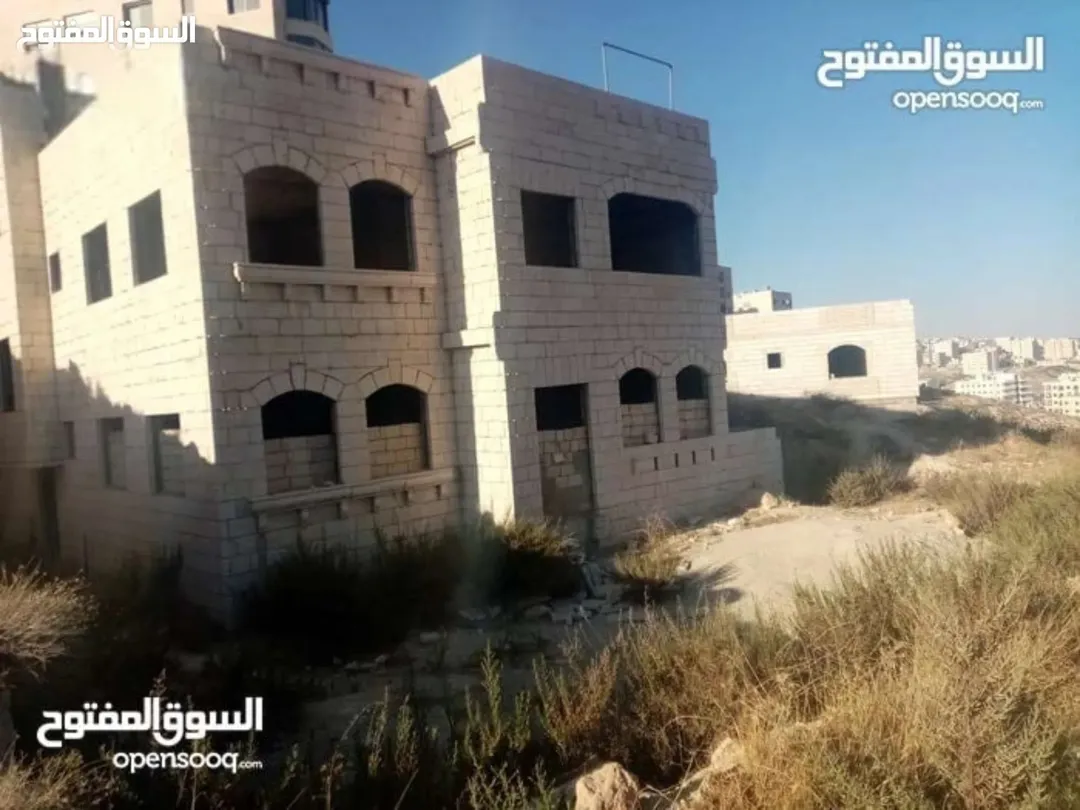 منزل طابقين للبيع في الجبيهة بمساحة أرض واسعة