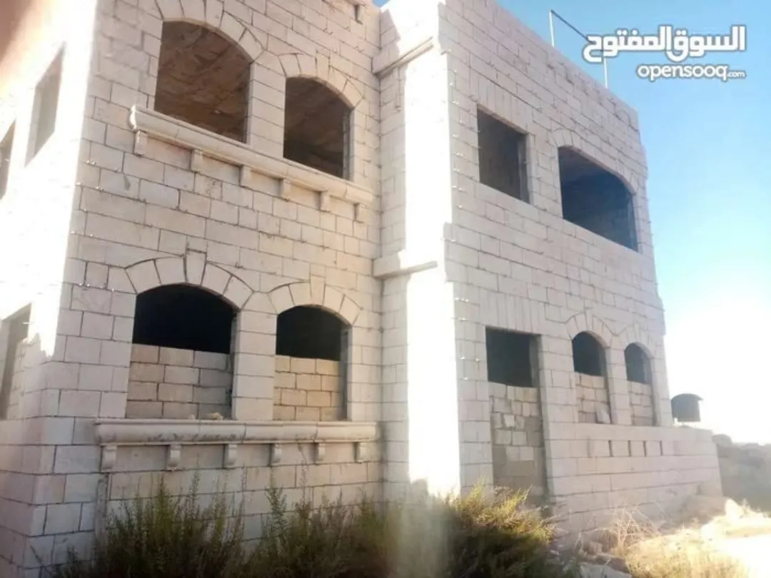 منزل طابقين للبيع في الجبيهة بمساحة أرض واسعة