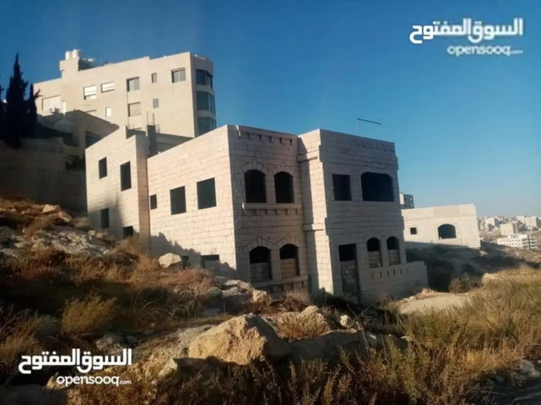 منزل طابقين للبيع في الجبيهة بمساحة أرض واسعة