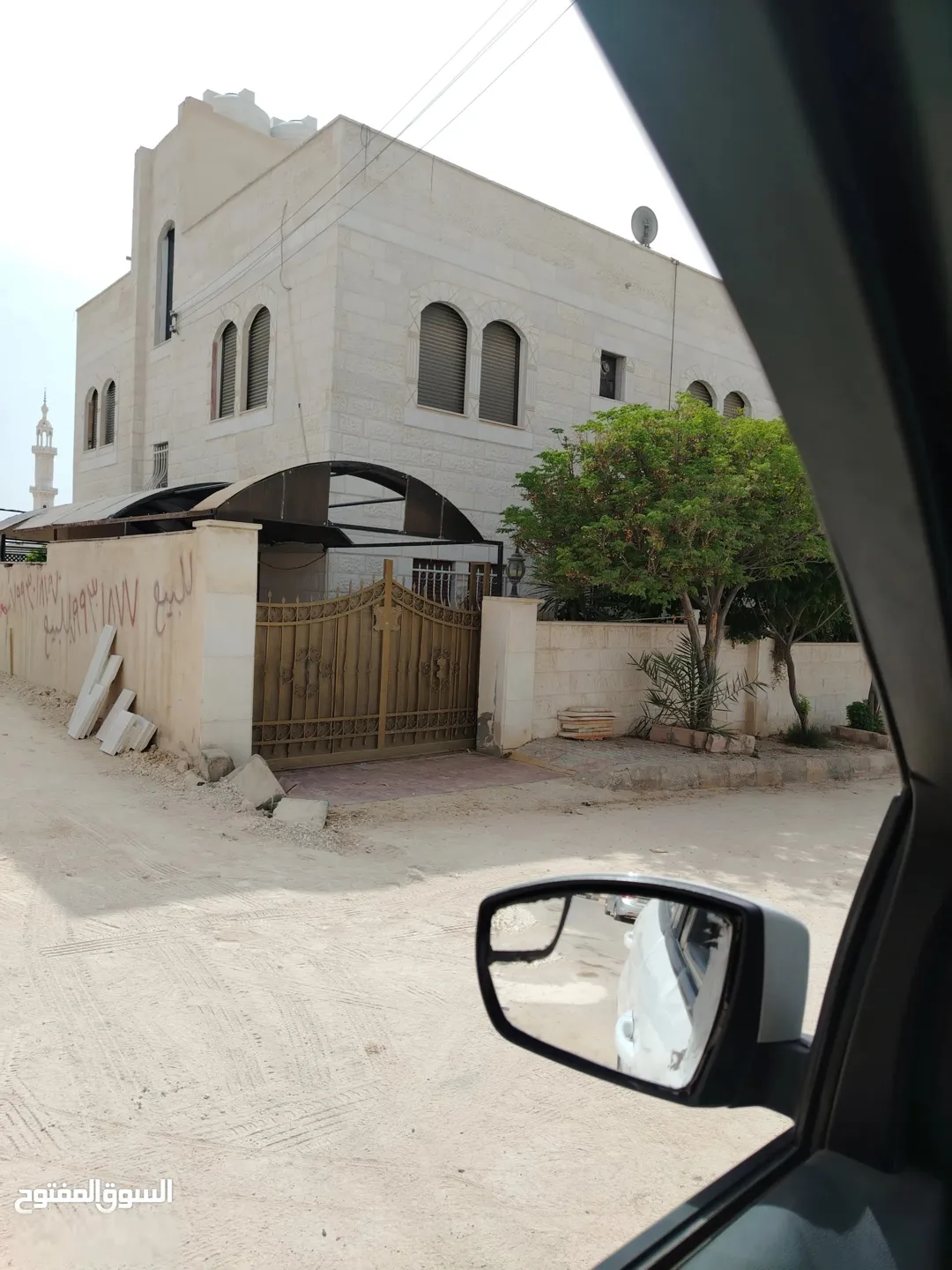 فيلا للبيع في مدينة الشرق بالزرقاء على شارعين