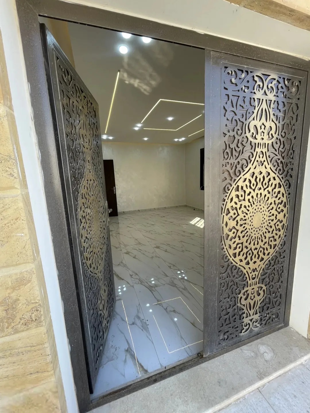 شقة طابق أرضي فاخرة في قلب ضاحية المدينة المنورة