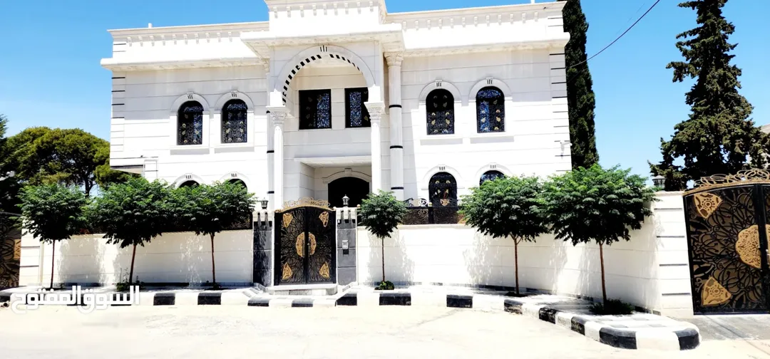 منزل شبه فيلا فاخر للبيع في اليادودة، عمان