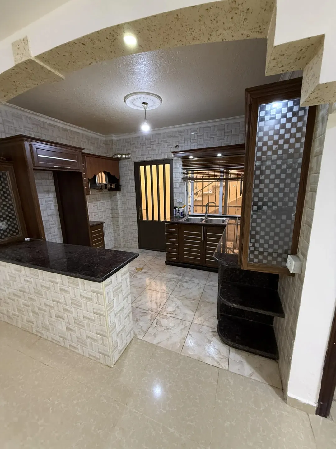 شقة للبيع في جبل طارق – الزرقاء