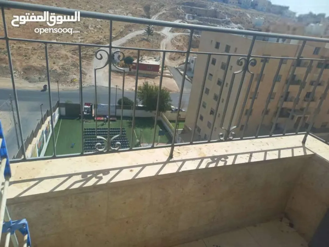 شقة للبيع طابق اول 3غرف نوم وصالة برندة وحمامين..عمر البناء 16 سنة..ماركا الجنوبية