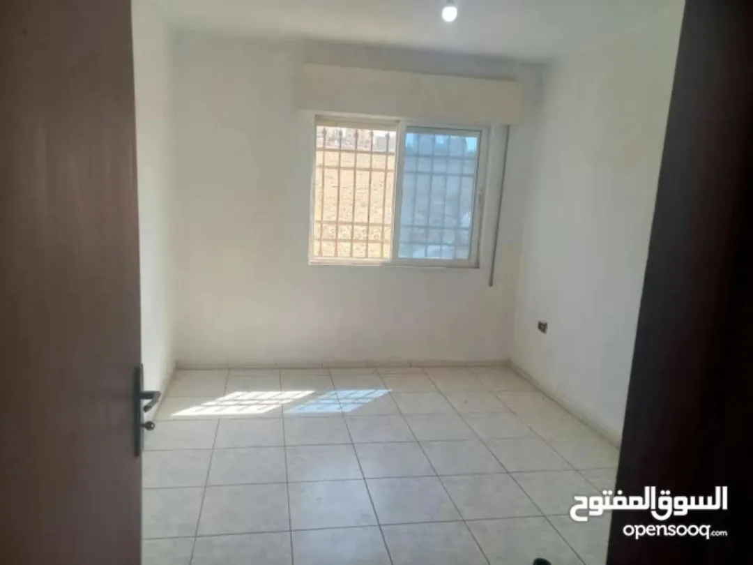 شقة للبيع طابق اول 3غرف نوم وصالة برندة وحمامين..عمر البناء 16 سنة..ماركا الجنوبية