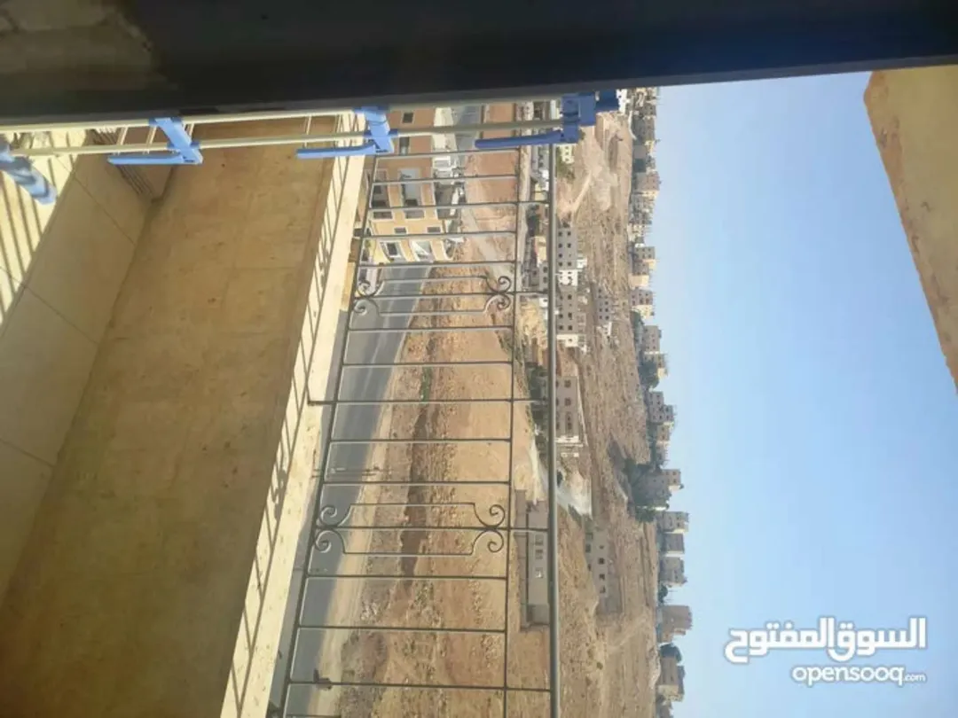 شقة للبيع طابق اول 3غرف نوم وصالة برندة وحمامين..عمر البناء 16 سنة..ماركا الجنوبية