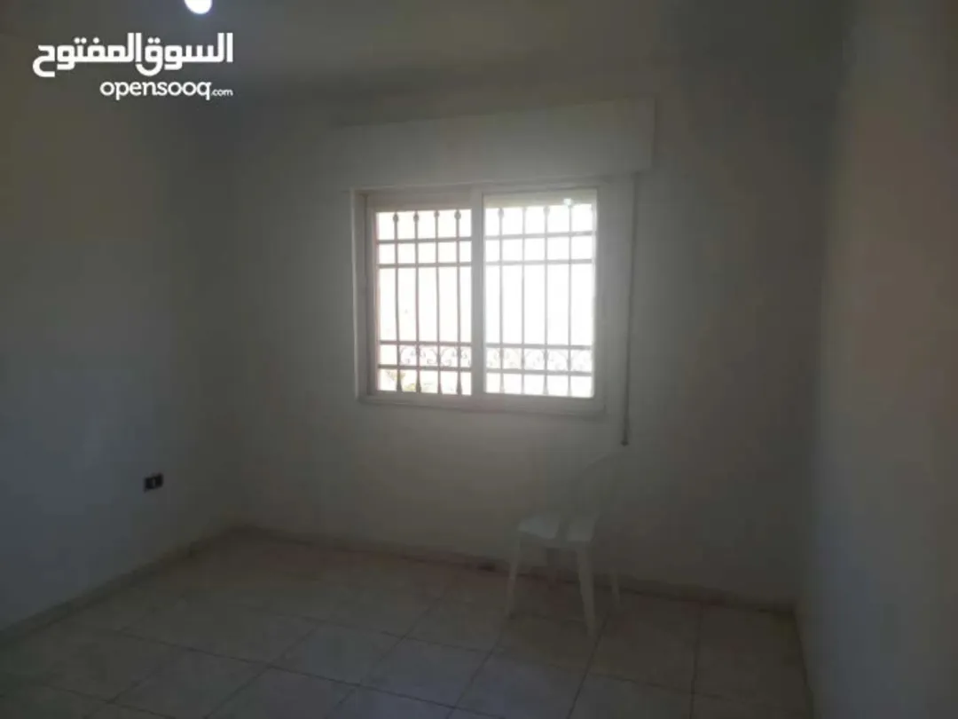 شقة للبيع طابق اول 3غرف نوم وصالة برندة وحمامين..عمر البناء 16 سنة..ماركا الجنوبية