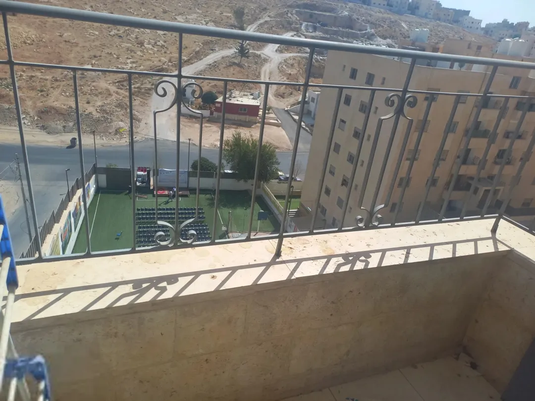 شقة للبيع طابق اول 3غرف نوم وصالة برندة وحمامين..عمر البناء 16 سنة..ماركا الجنوبية