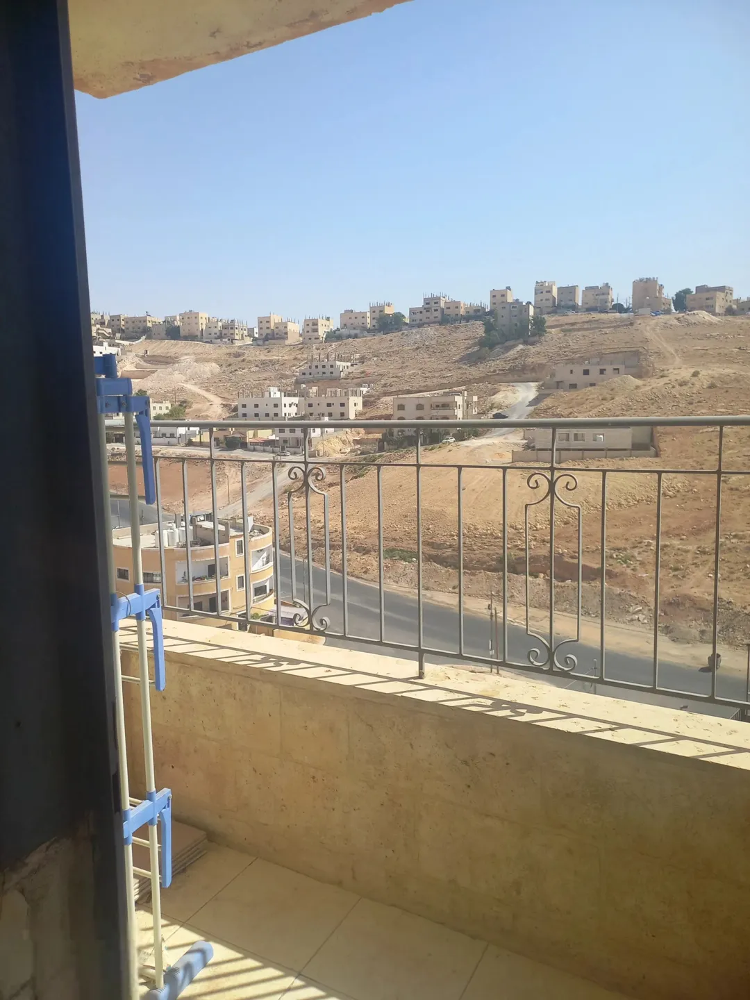 شقة للبيع طابق اول 3غرف نوم وصالة برندة وحمامين..عمر البناء 16 سنة..ماركا الجنوبية