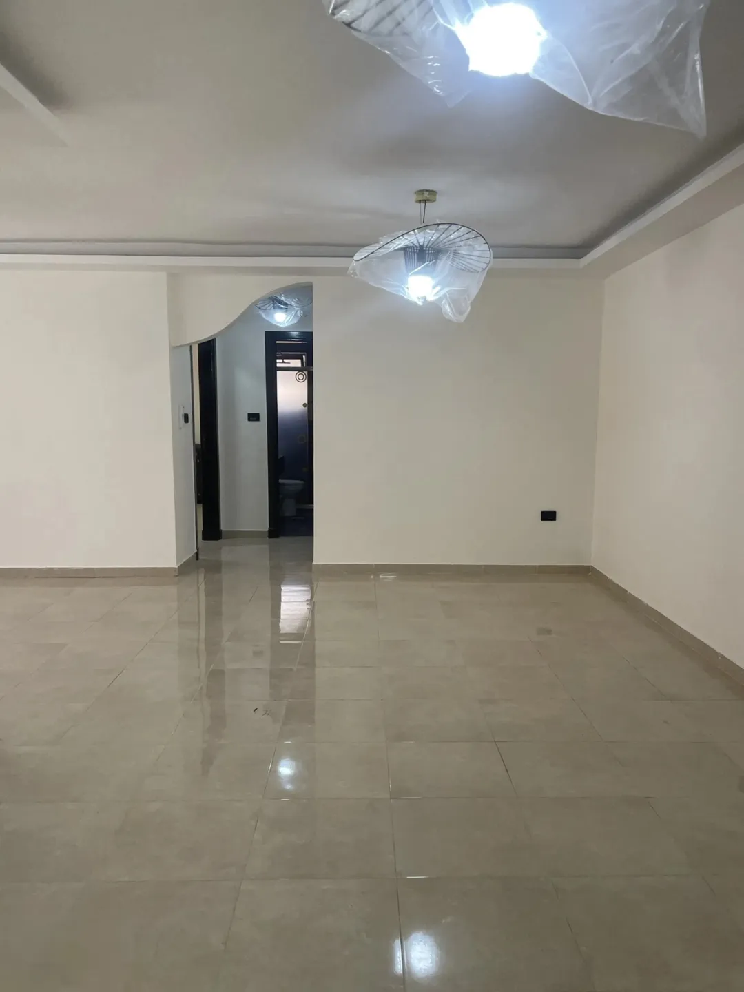 شقة سكنية للبيع في مجمع مريح بموقع ممتاز
