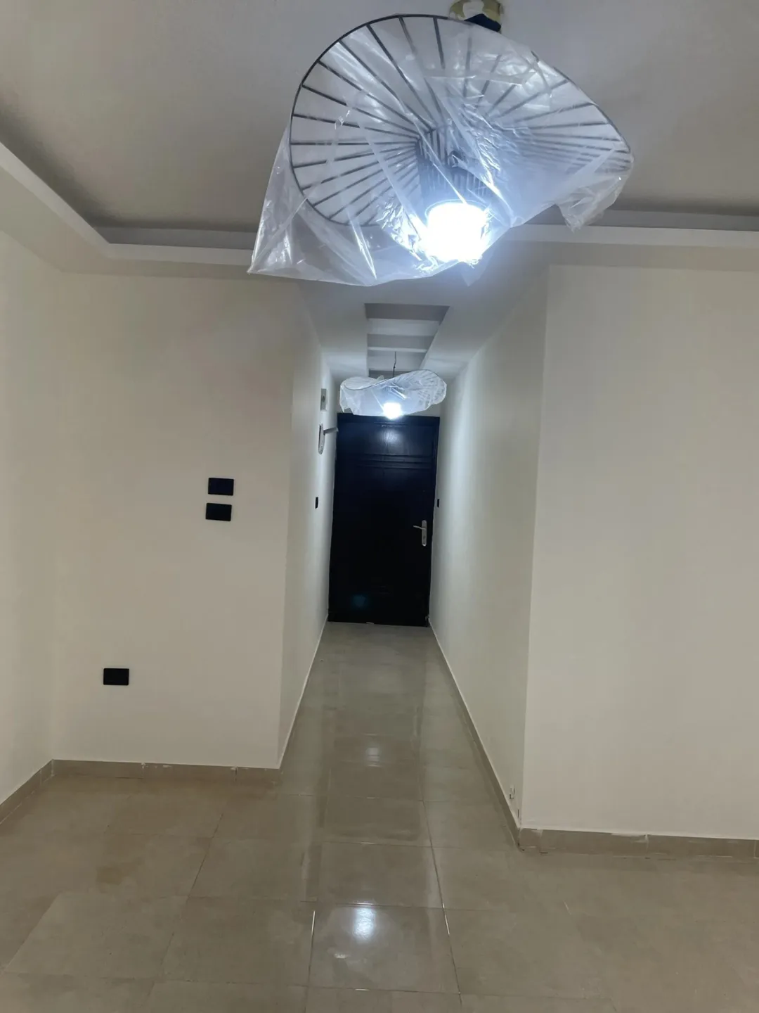 شقة سكنية للبيع في مجمع مريح بموقع ممتاز