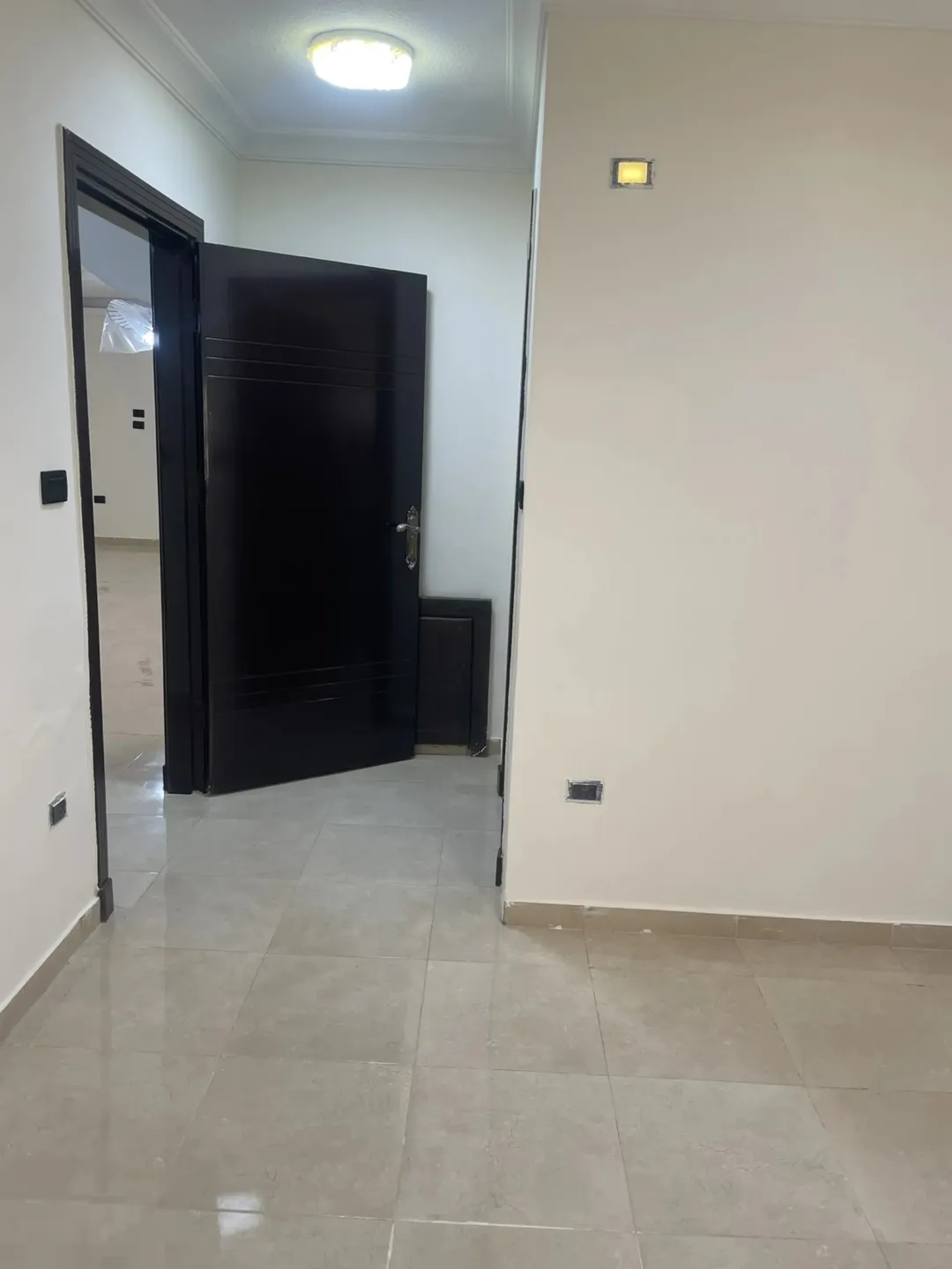 شقة سكنية للبيع في مجمع مريح بموقع ممتاز