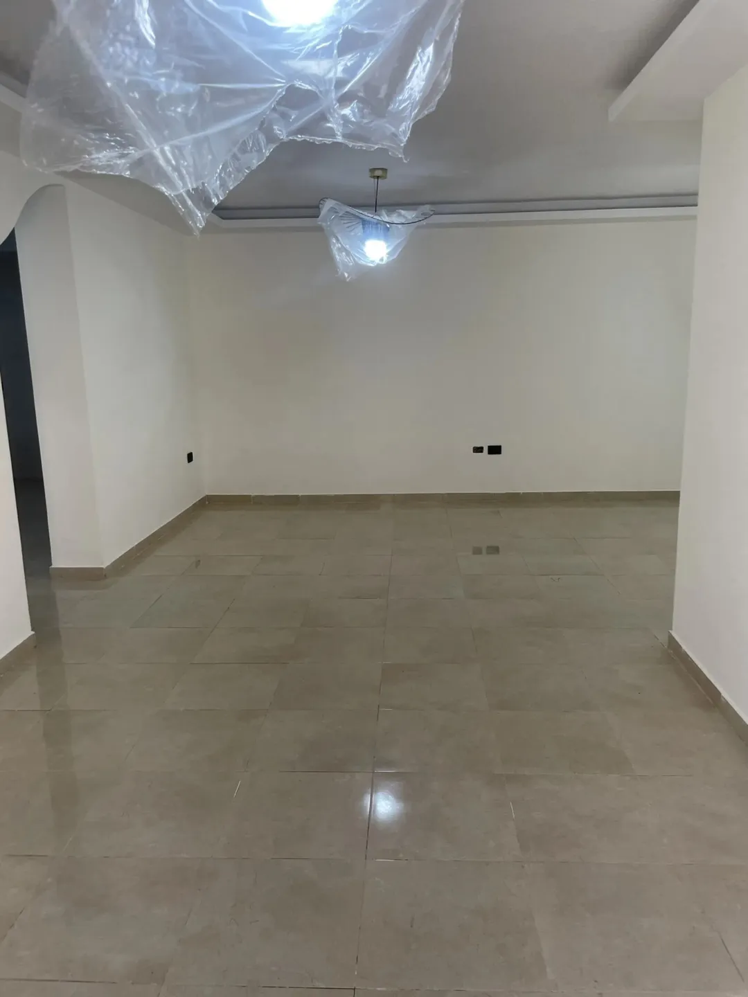 شقة سكنية للبيع في مجمع مريح بموقع ممتاز