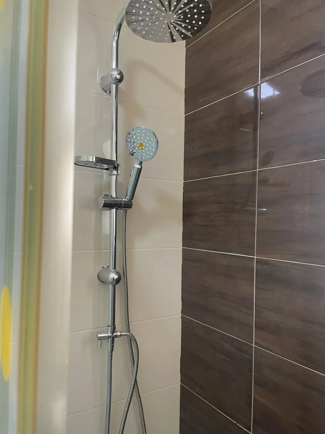 شقة سكنية للبيع في مجمع مريح بموقع ممتاز