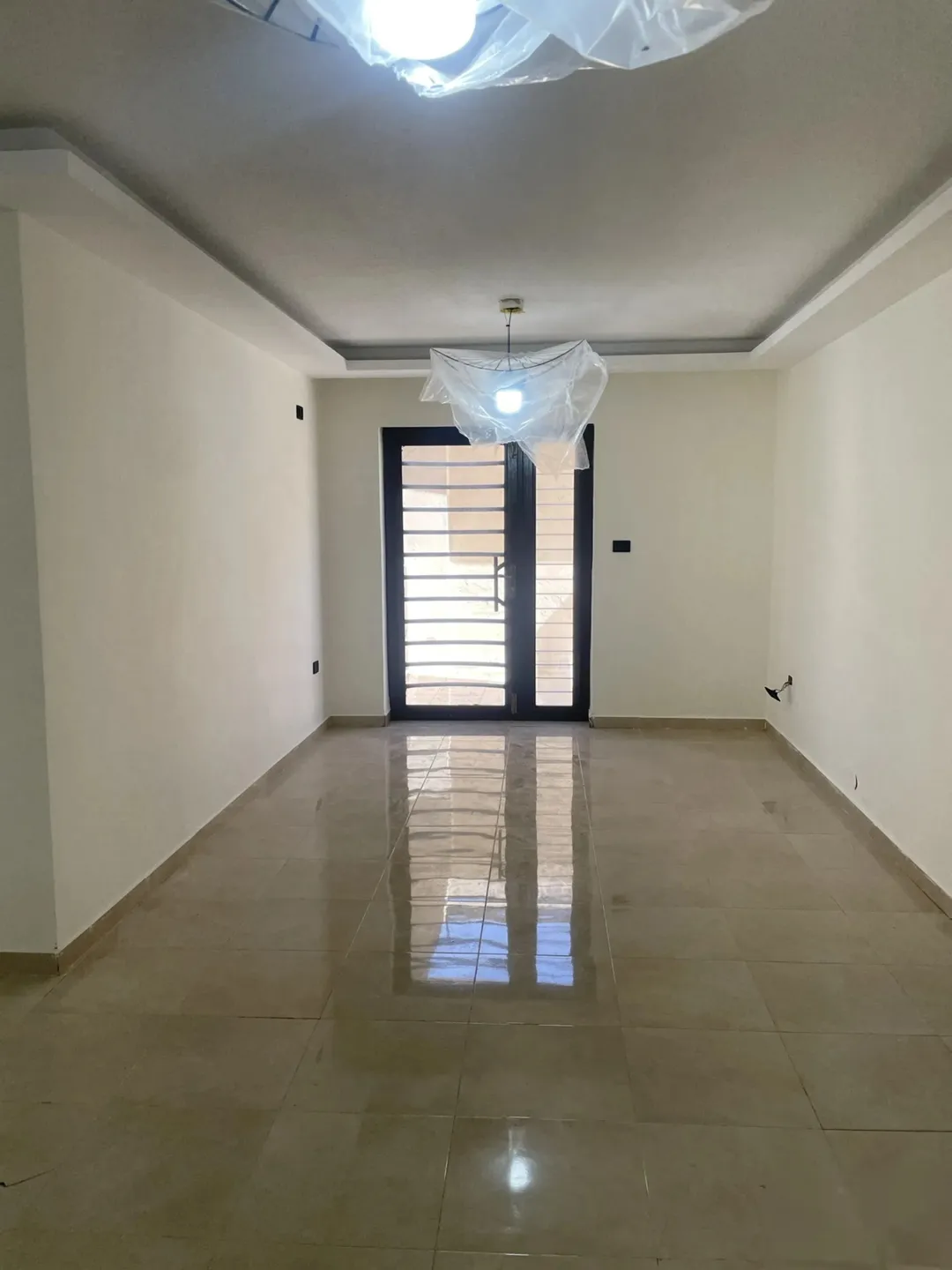 شقة سكنية للبيع في مجمع مريح بموقع ممتاز