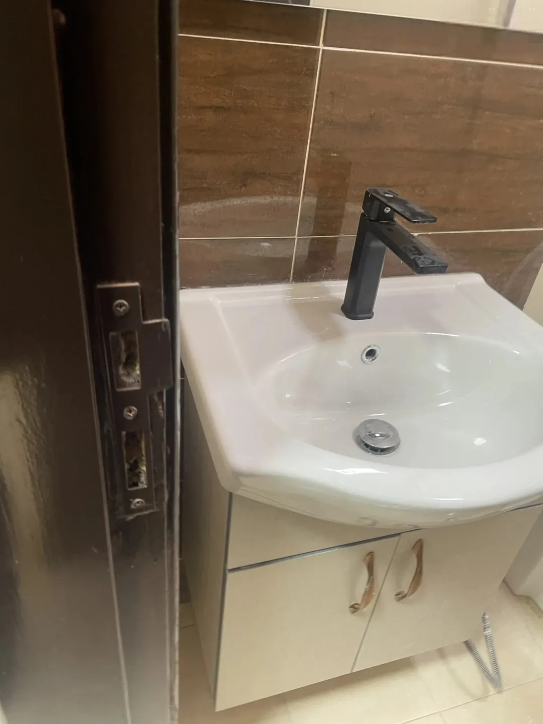 شقة سكنية للبيع في مجمع مريح بموقع ممتاز