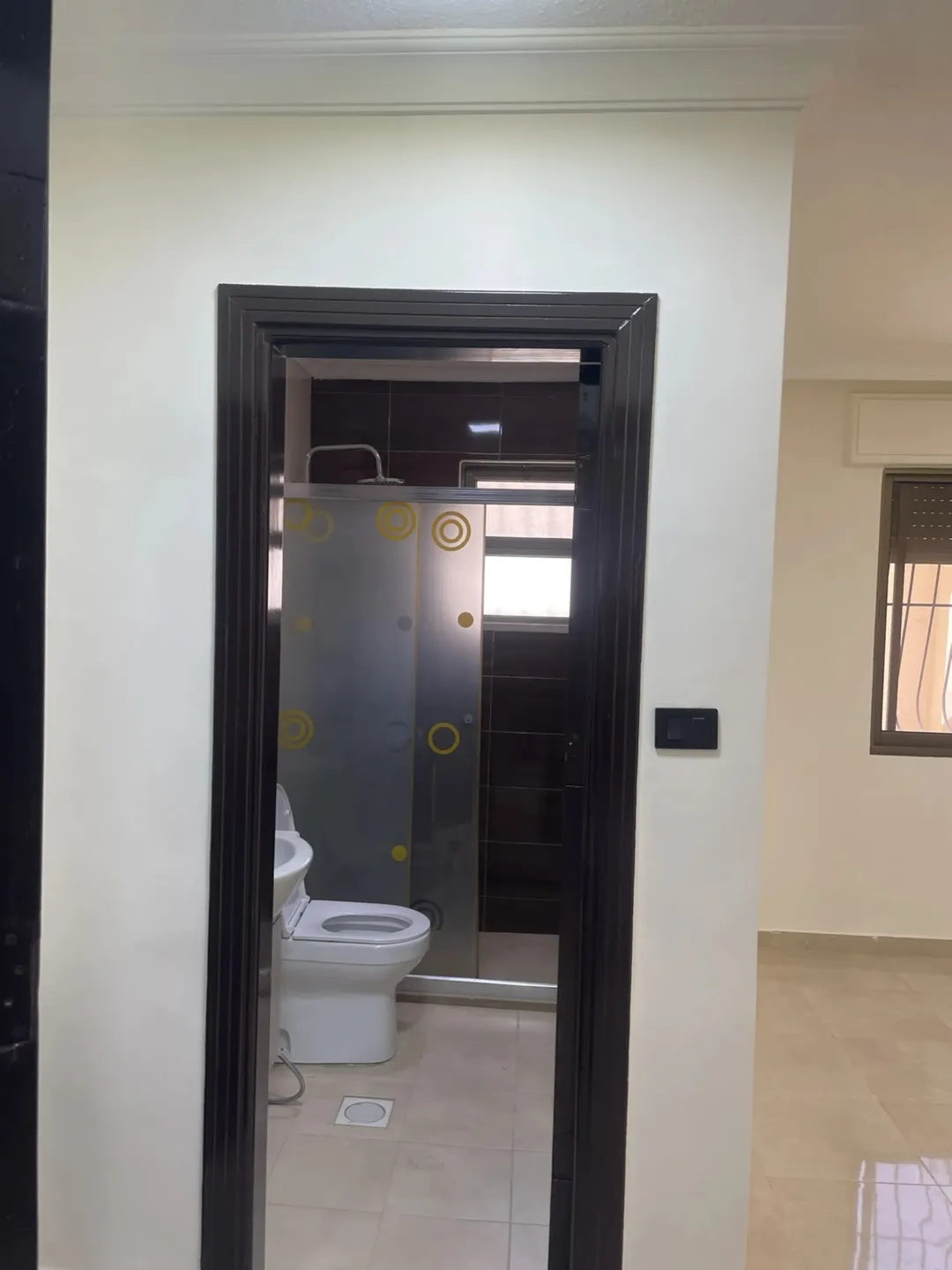 شقة سكنية للبيع في مجمع مريح بموقع ممتاز