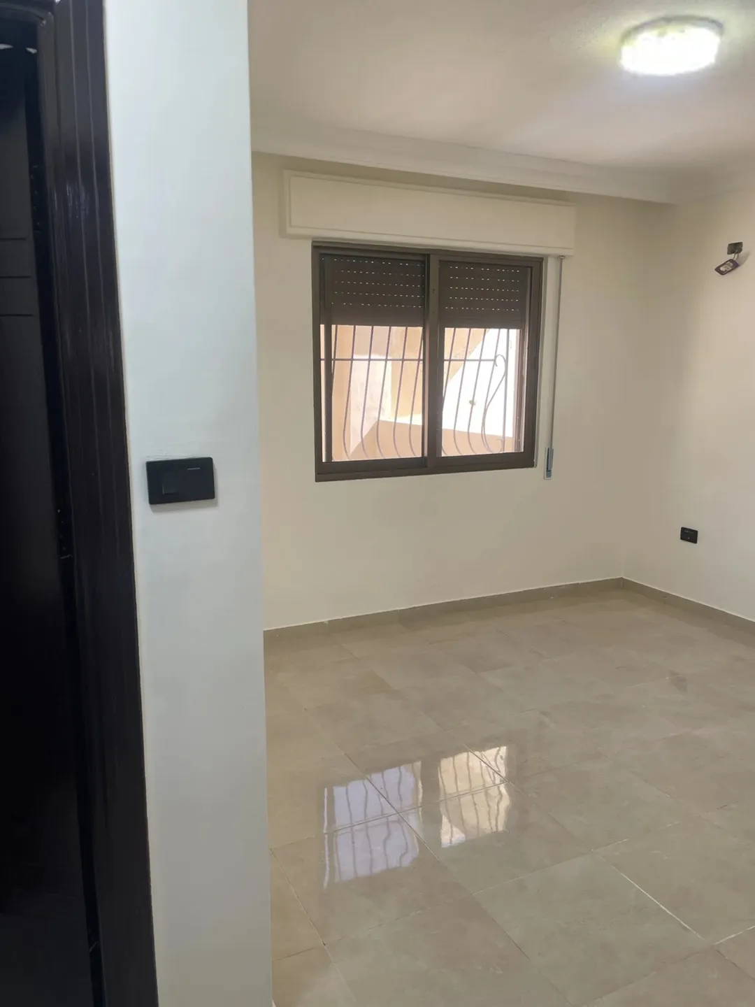 شقة سكنية للبيع في مجمع مريح بموقع ممتاز