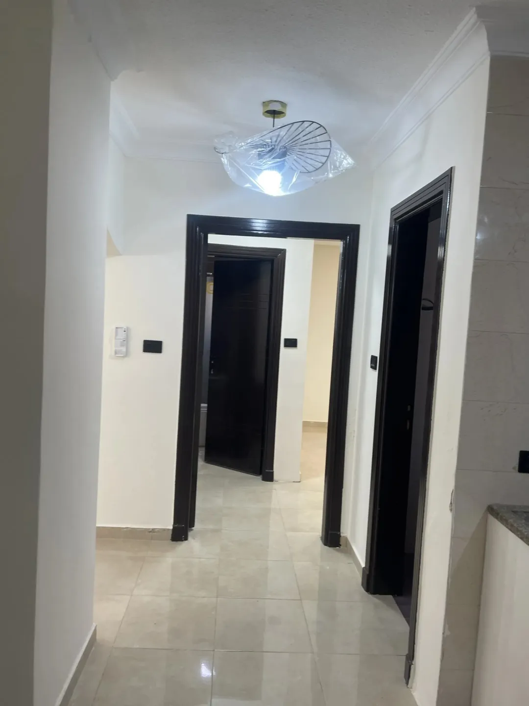 شقة سكنية للبيع في مجمع مريح بموقع ممتاز
