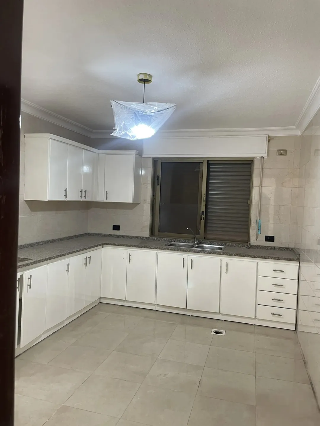 شقة سكنية للبيع في مجمع مريح بموقع ممتاز