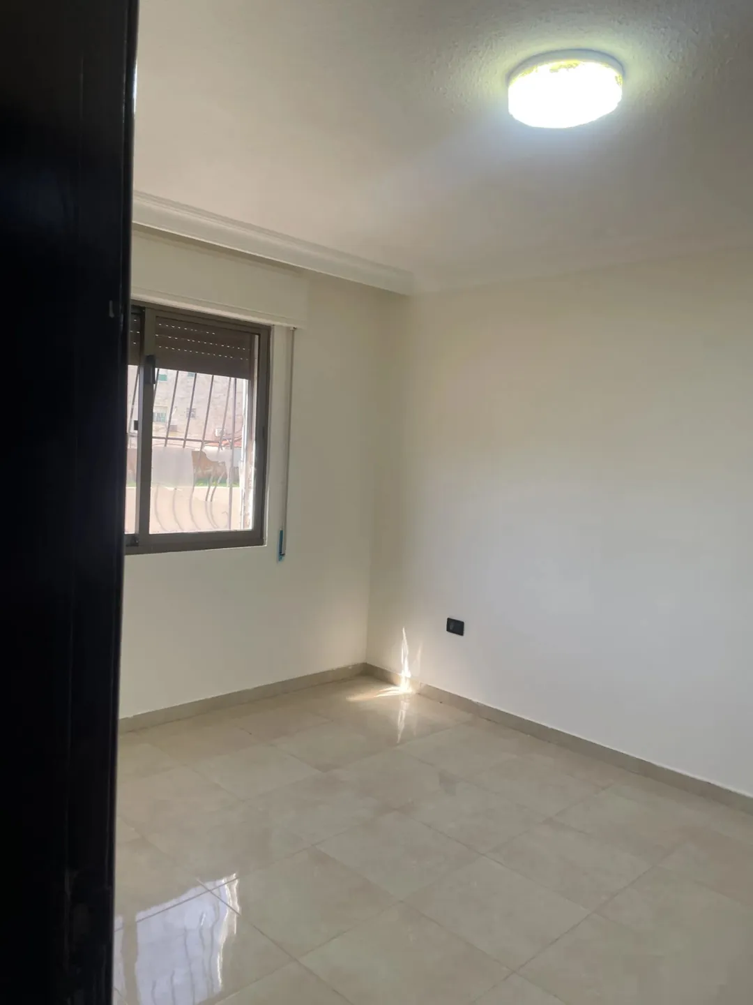 شقة سكنية للبيع في مجمع مريح بموقع ممتاز