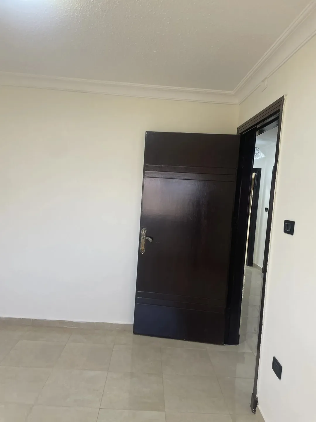 شقة سكنية للبيع في مجمع مريح بموقع ممتاز
