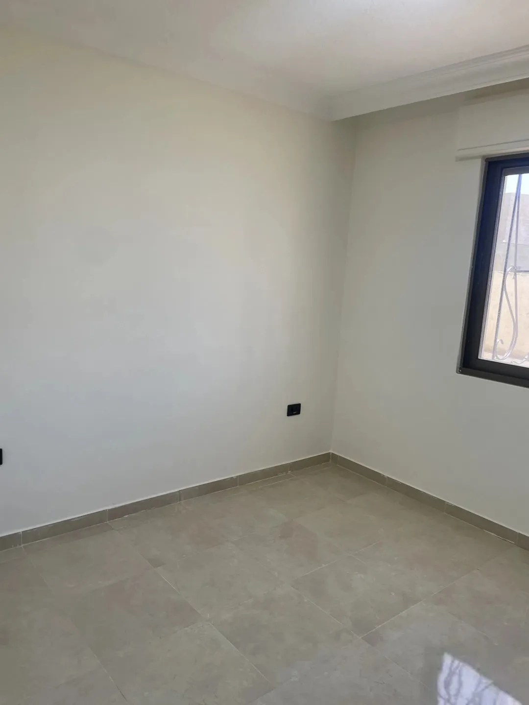 شقة سكنية للبيع في مجمع مريح بموقع ممتاز