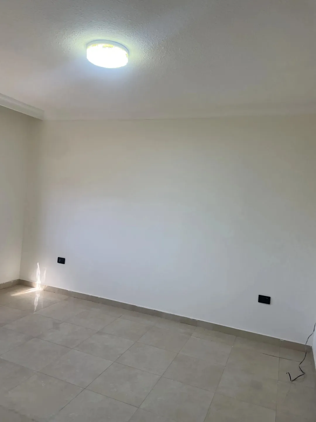 شقة سكنية للبيع في مجمع مريح بموقع ممتاز