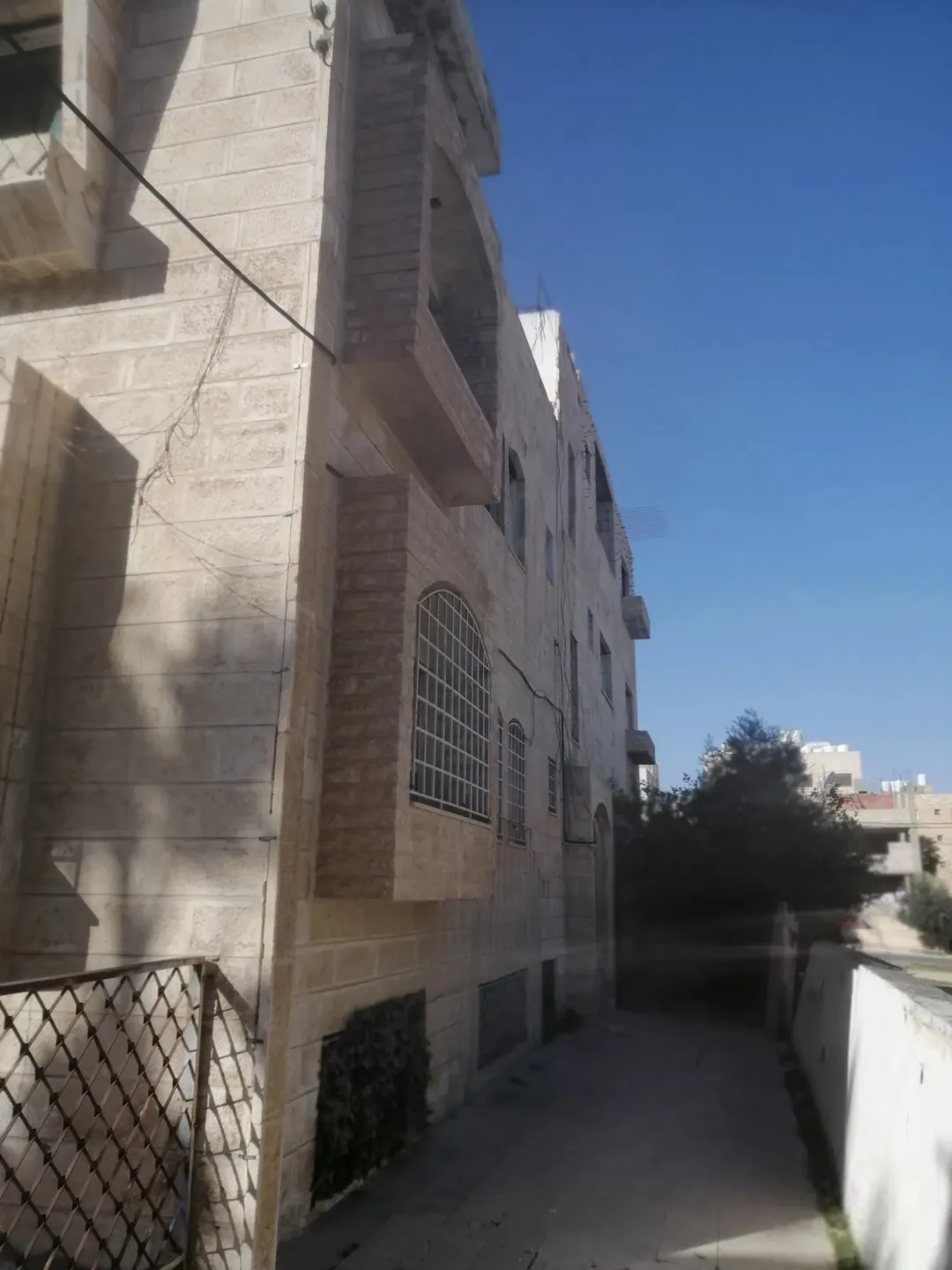 سطح بيت للبيع مساحة بناء 257 متر مربع مساحة الأرض كامله 565 متر مربع في اجمل مواقع جبل الزهور