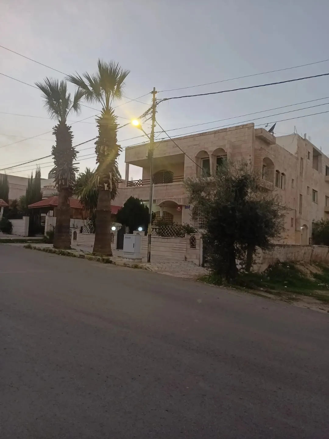 سطح بيت للبيع مساحة بناء 257 متر مربع مساحة الأرض كامله 565 متر مربع في اجمل مواقع جبل الزهور