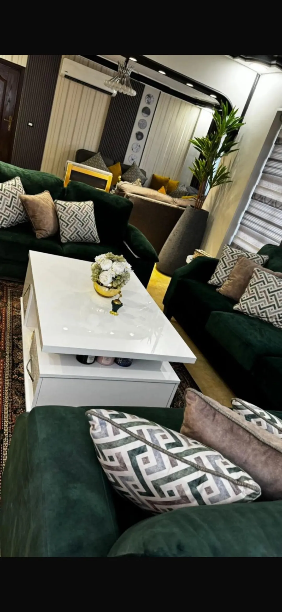 شقة سكنية فاخرة للبيع في قلب حي الجندي بجوار مدارس دره الزرقاء تطل على شارع 100