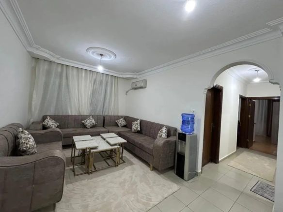 شقة فاخرة مفروشة للإيجار – تشطيبات جديدة ولم تُسكن من قبل
