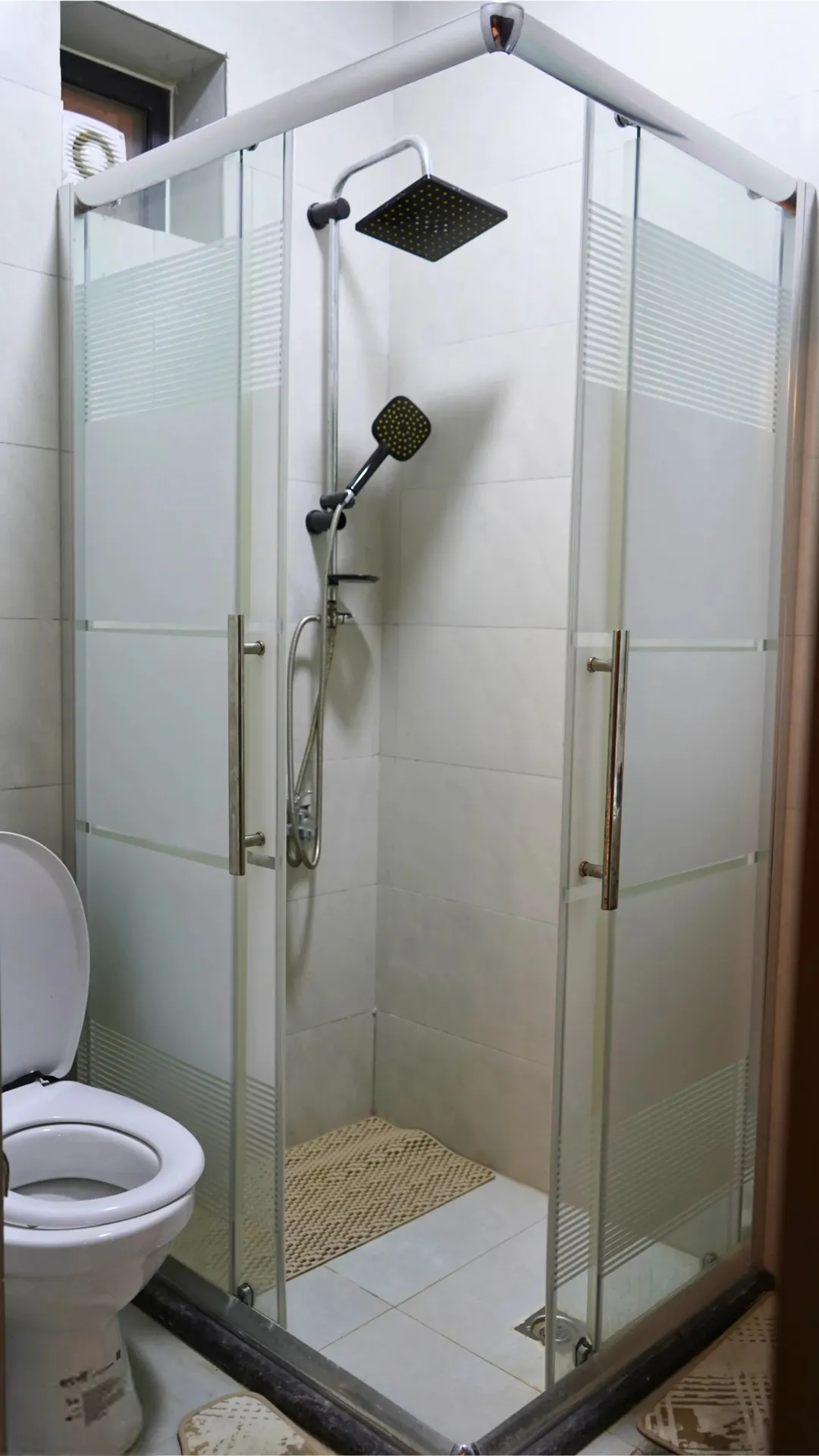 شاليه فاخر للبيع في البحر الميت الجواسره مسبح 5×11 طاقة شمسية