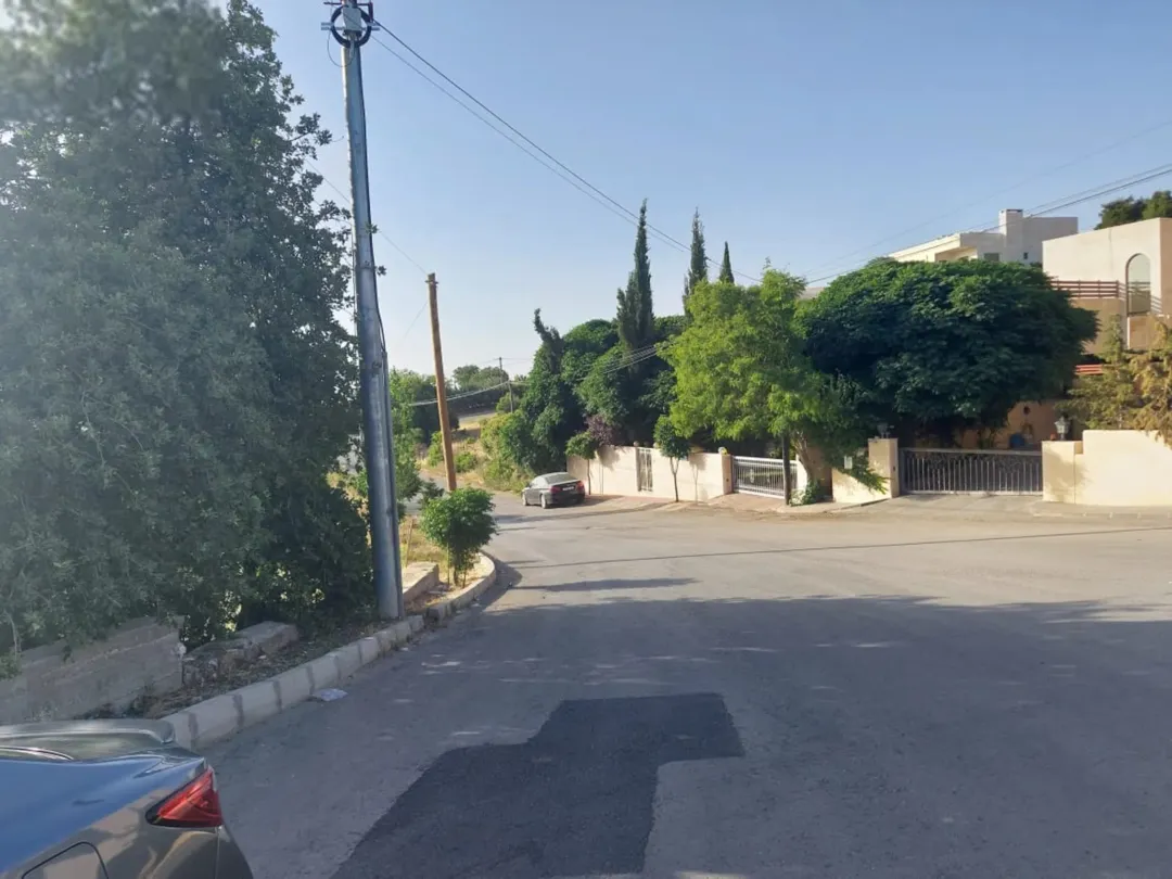 أرض مميزة في الفحيص 950 مترًا إطلالة بانورامية