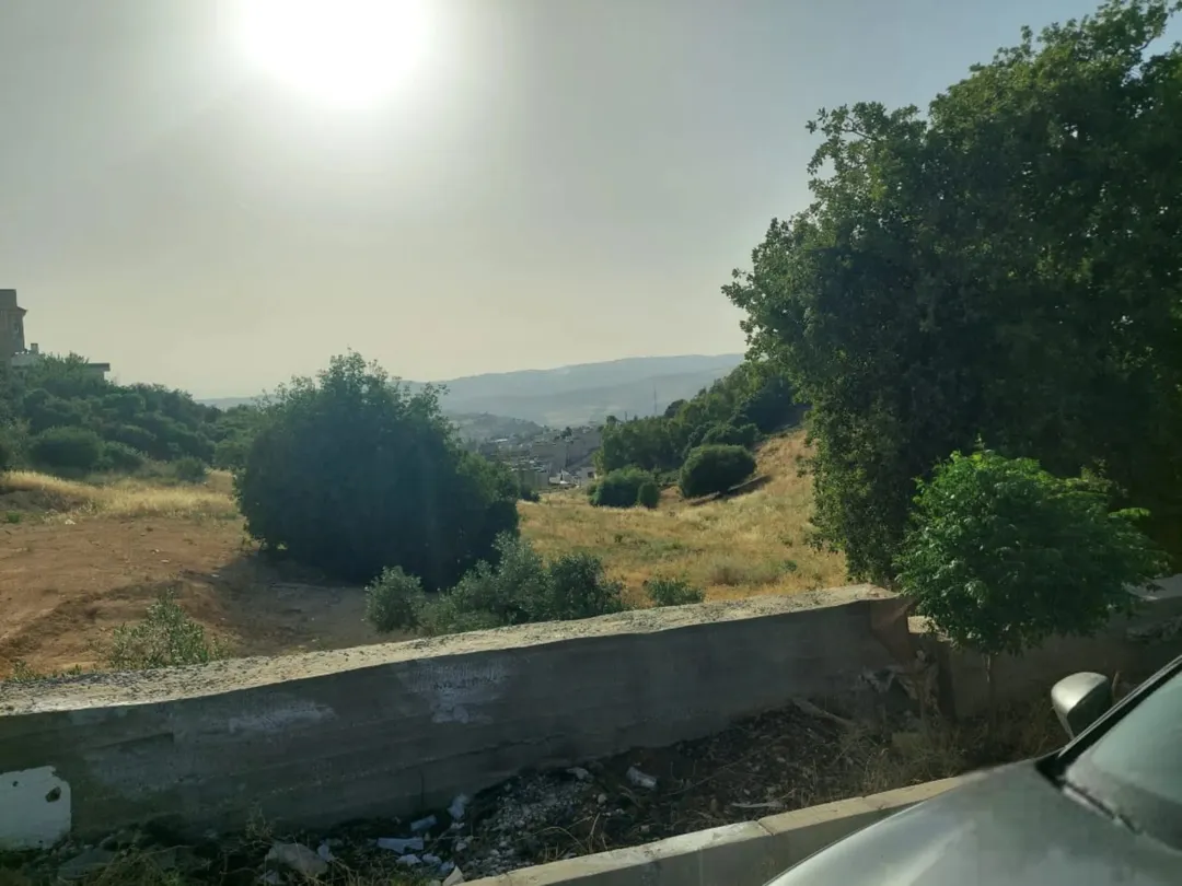 أرض مميزة في الفحيص 950 مترًا إطلالة بانورامية