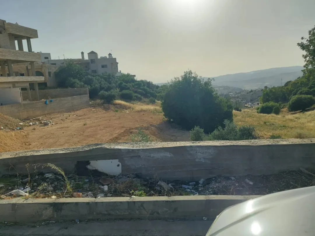 أرض مميزة في الفحيص 950 مترًا إطلالة بانورامية