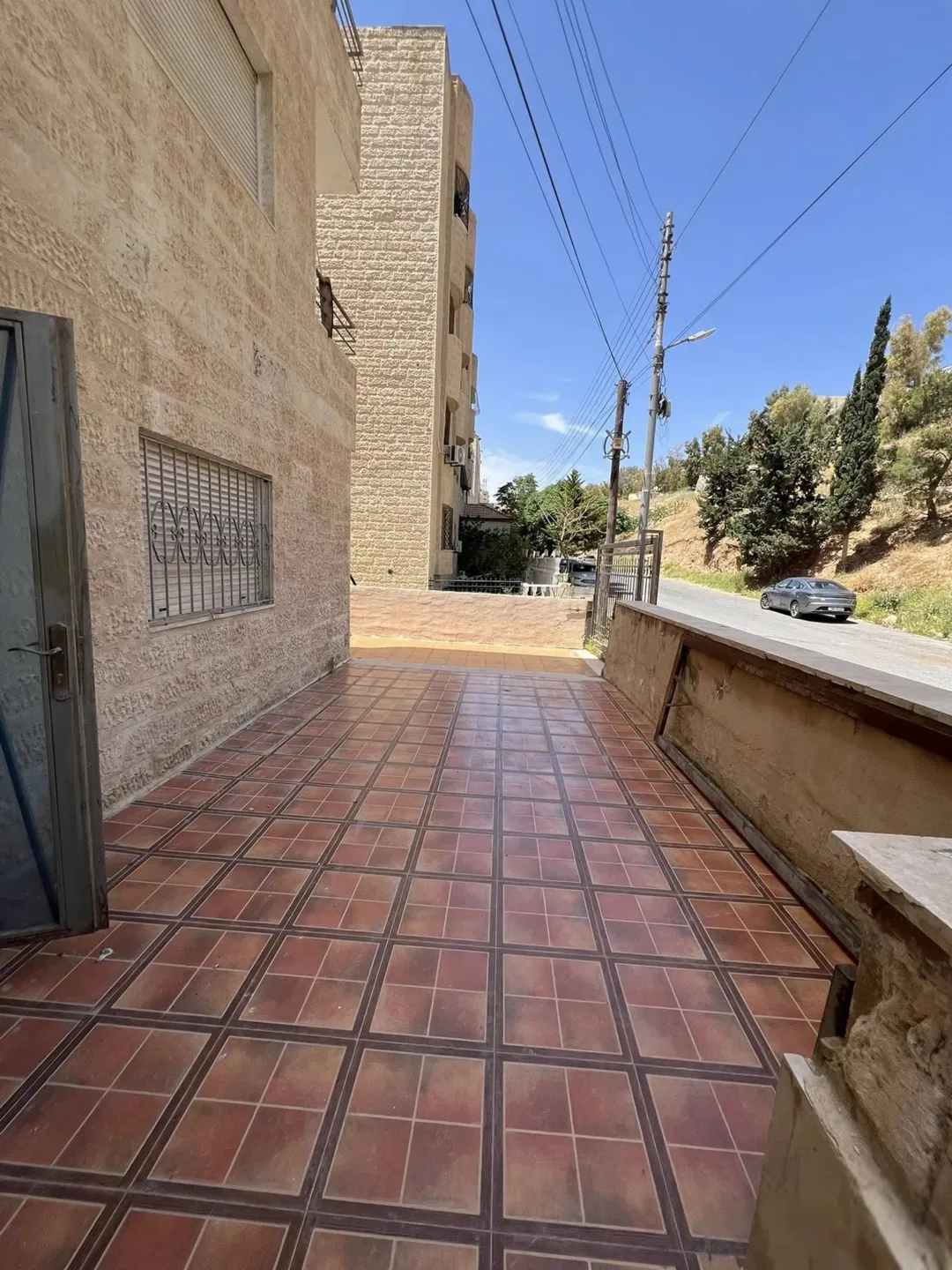شقة ارضيه مع ترس و كراج خاص لم تسكن للبيع بسعر مغري جدا