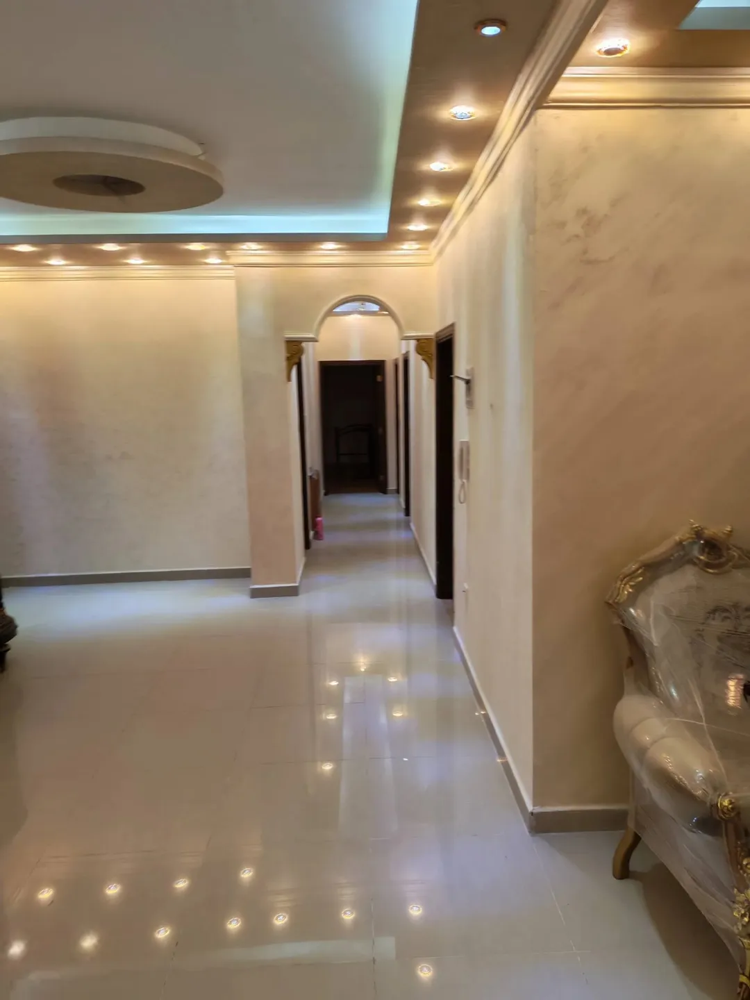 شقة ارضيه مع ترس و كراج خاص لم تسكن للبيع بسعر مغري جدا