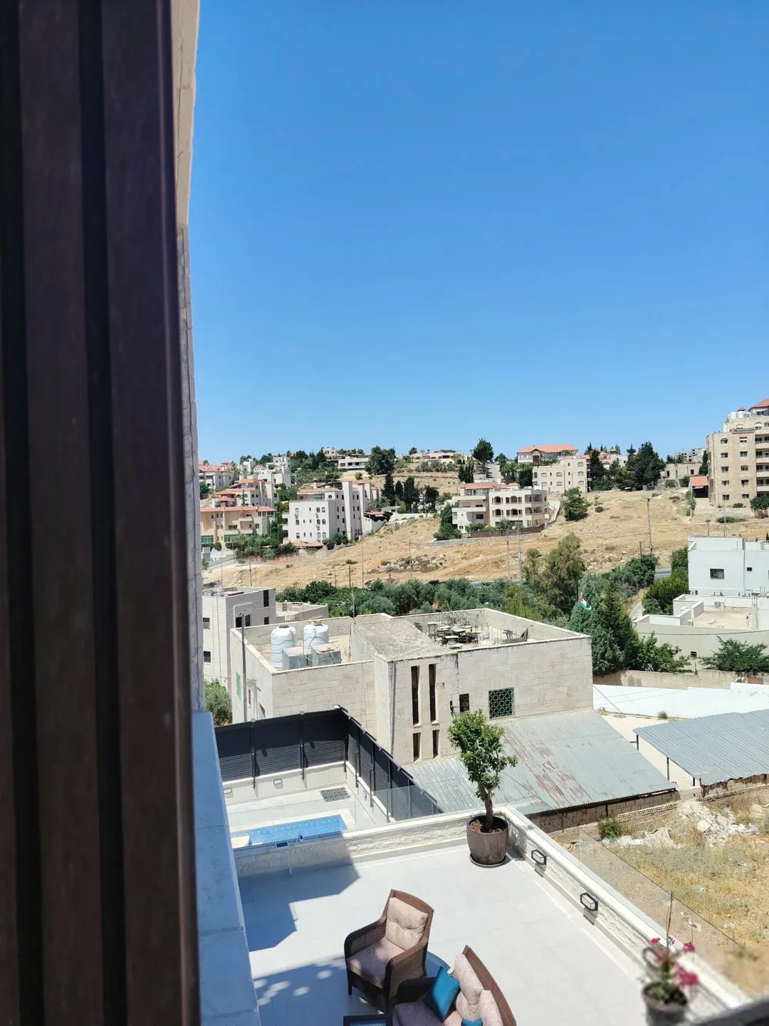 فيلا فاخرة للبيع في الفحيص – حوض الحمر بتصميم عصري ومساحات واسعة
