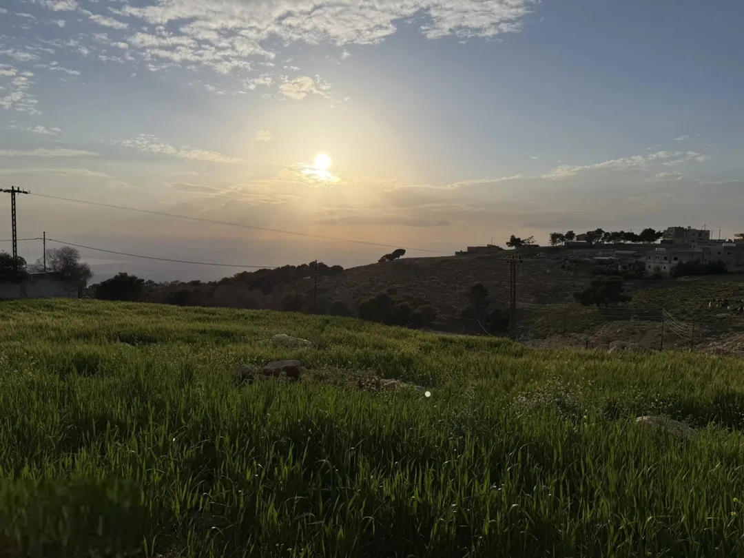 أرض مميزة بإطلالة ساحرة على البحر الميت – بالقرب من عمّان