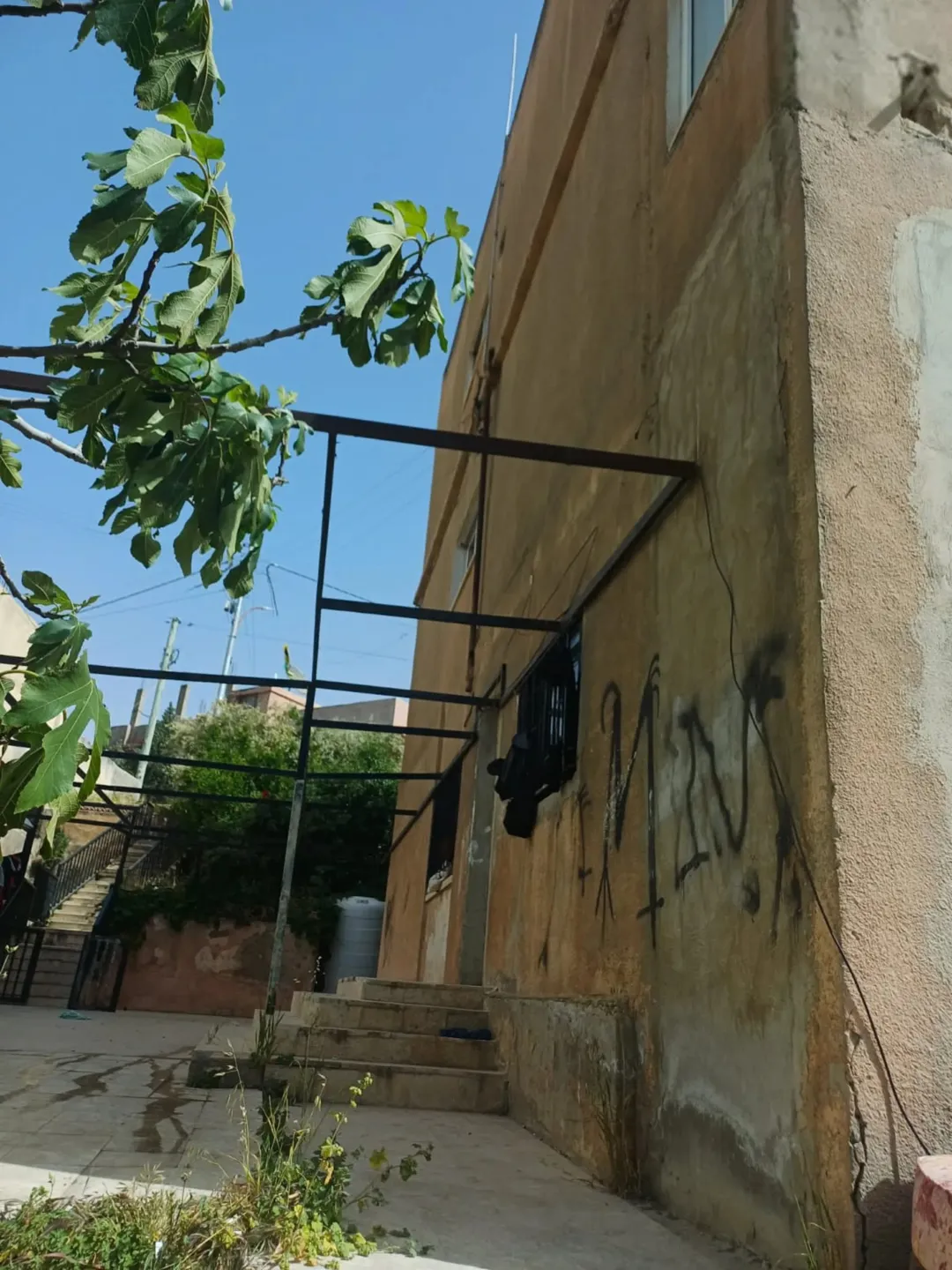 عمارة سكنية مع أرض للبيع في القويسمة