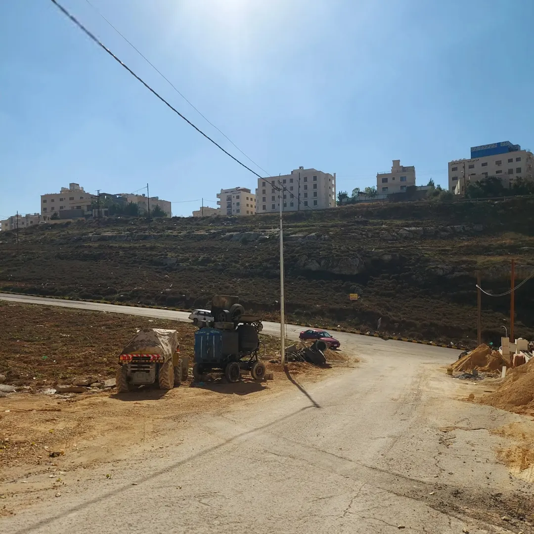 قطعة أرض مميزة للبيع في عمان ناعور وادي الكبرا خلف محطة السلام طريق البحر الميت
