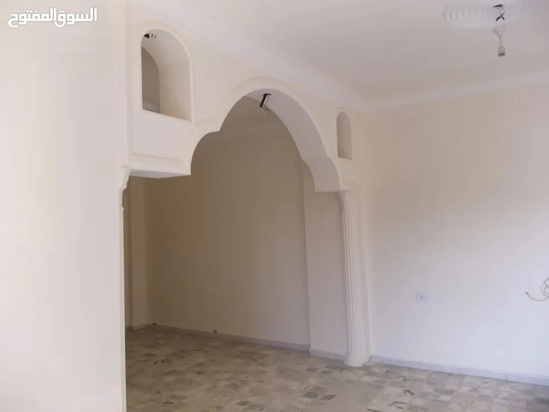 شقة طابقيه للبيع مساحة 160 متر مربع ثلاث غرف نوم حمامين صاله صالون كراج سياره مخزن بئر ماء